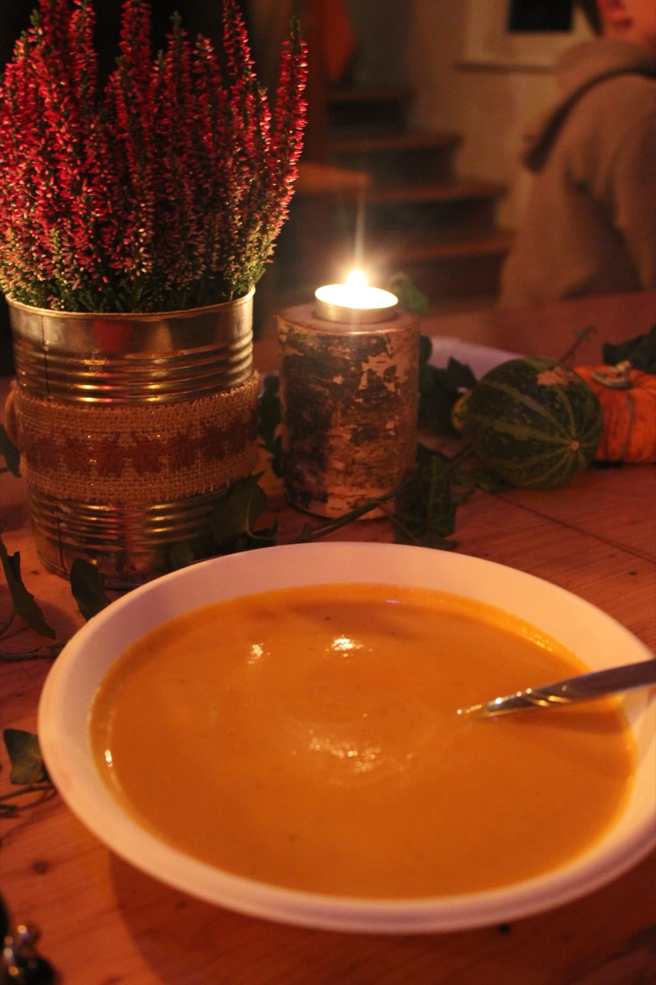 Kürbissuppe bei Kerzenlicht